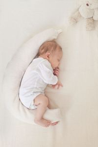 Poduszka stabilizacyjna dla noworodków i wcześniaków - kremowa
